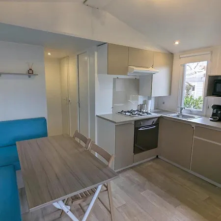 Beautiful 3-Bedroom Mobil Home - Near The Beach *