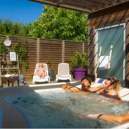 Beautiful 3-Bedroom Mobil Home - Near The Beach Chalet