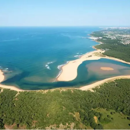 Beautiful 3-Bedroom Mobil Home - Near The Beach *